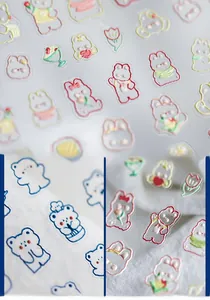 Détails macro des autocollants à ongles 3D en cristal avec ours et motifs de tulipes