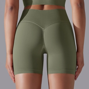 Vue arrière du short de yoga sans couture vert olive à taille haute avec texture côtelée