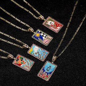 Set di cinque collane placcate in oro 18K con ciondoli smaltati colorati