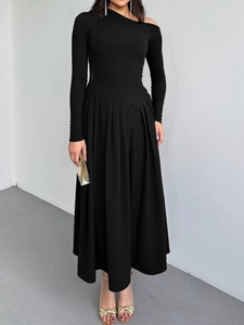 Robe longue noire élégante à manches longues avec col asymétrique et jupe plissée