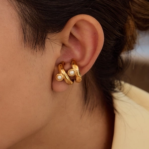 Elegante ear cuff a doppia fascia in oro con perle in acciaio per orecchie senza buco