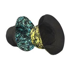 Reversible tie-dye bucket hat for women with marble print and protective wide brim