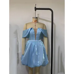 Détail de la robe bulle bleu clair avec taille perlée et décolleté en tulle