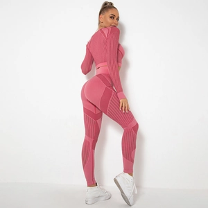 Dettaglio del set yoga rosa senza cuciture con trama a rete traspirante ed effetto modellante
