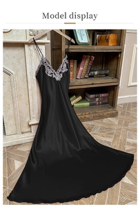 Détail d'une nuisette en satin noir avec de la broderie de dentelle délicate au col en V
