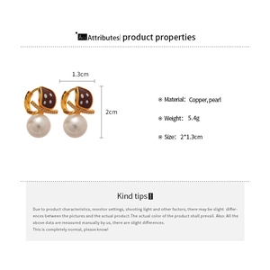 Detailed size chart for 18K gold plated pearl earrings measuring 2x1.3cm with copper base