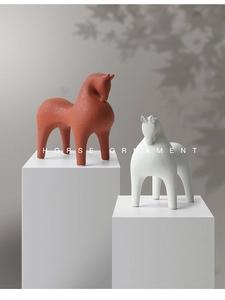 Détail de chevaux décoratifs en céramique minimalistes en terre cuite et blanc sur socles