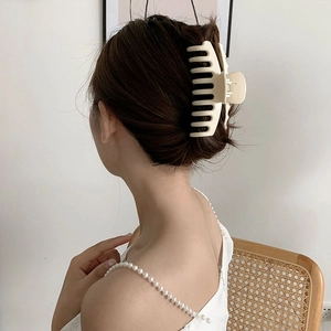 Große matte cremefarbene Haarklammer für elegantes Haarstyling bei langen Haaren