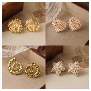 Set di orecchini dorati in stile francese con perle eleganti a forma di cuore e conchiglia