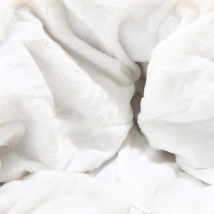 Gros plan sur la texture en peluche blanche en tissu 100% polyester doux et soyeux