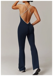 Détail d'une combinaison de yoga dos nu croisé avec effet froncé aux fesses bleu marine