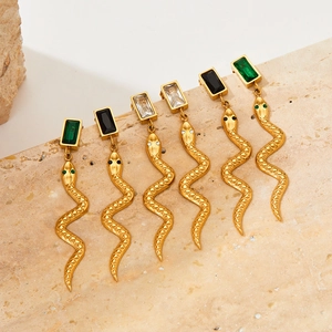 Boucles d'oreilles serpent dorées avec pendentifs rectangulaires en émeraude et gemmes