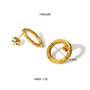 Détail de boucles d'oreilles en acier titane martelé de 17,5mm et d'un poids de 2,7g