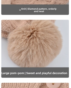 Dettaglio del berretto in maglia beige con motivo a trecce e pompon in ecopelliccia