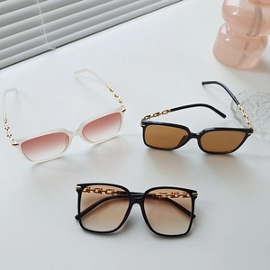 Fashion oversized sunglasses set with gold chain decor in black, white, and pink
