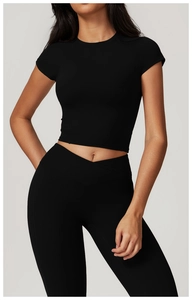 Dettaglio dei leggings da yoga a vita alta con fascia a V e tessuto nero compressivo