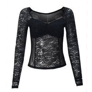 Detailaufnahme von schwarzer Spitze und Mesh-Nähten an einem sexy V-Ausschnitt Crop-Top