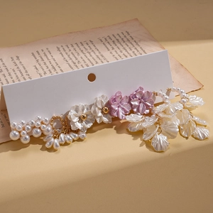 Détail d'un ensemble de 10 boucles d'oreilles perles et fleurs avec glands pétales
