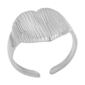 Détail macro d'une bague réglable argentée avec surface texturée en forme de cœur