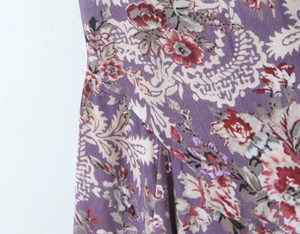 Gros plan sur l'imprimé paisley violet et floral sur un tissu doux et léger