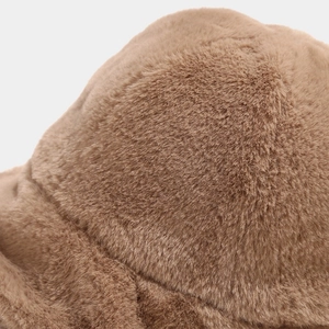Gros plan sur la texture douce du tissu pelucheux marron pour le chapeau d'hiver