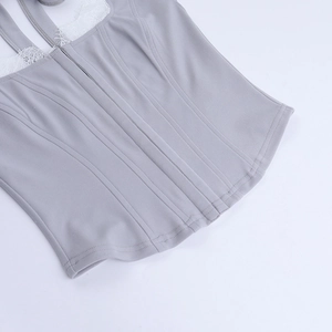 Détail du haut corset gris avec bordure en dentelle blanche et tissu à fines côtes