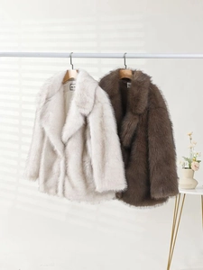 Manteau en fausse fourrure pour femme avec grand revers en blanc et marron hiver