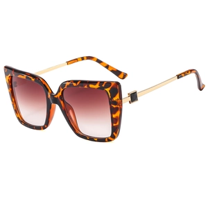 Chic oversized cat-eye sunglasses with tortoiseshell frames and gradient brown lenses