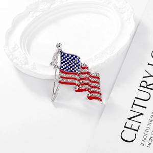 Détail de la broche drapeau USA avec strass et émail rouge bleu sur alliage argenté