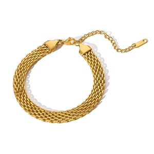 Detail eines 18k vergoldeten Edelstahl-Mesh-Armbands mit sicherem Karabinerverschluss