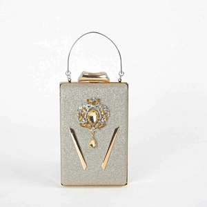 Detail van glitter avondtasje met een centraal strass-ornament en gouden metalen frame