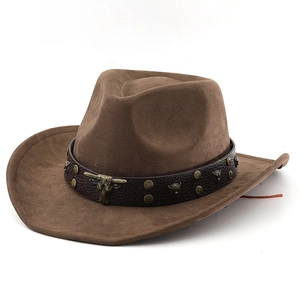 Chapeau de cowboy marron foncé en suédine avec une bande en cuir ornée d'une tête de taureau