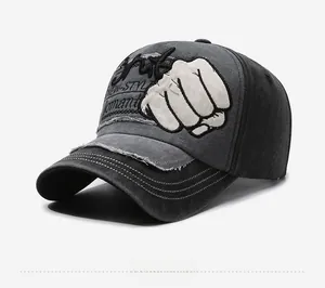 Détail de la casquette de baseball en denim délavé avec broderie de poing et lettres