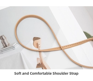 Détail de la bandoulière en cuir kaki souple avec une texture et des coutures fines