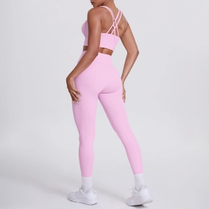 Détail de l'ensemble de yoga rose avec brassière à bretelles croisées et legging taille haute