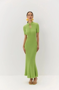 Dettaglio dell'abito in maglia verde con scollatura a goccia e finitura a costine