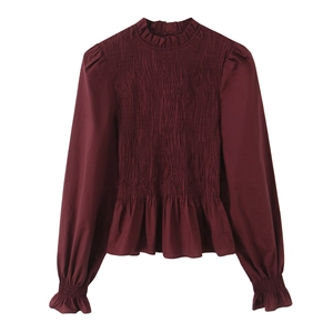 Blouse à carreaux bordeaux avec buste smocké et col montant à volants chic