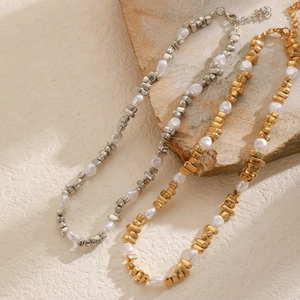 Détail des perles baroques et perles argentées irrégulières avec fermoir mousqueton
