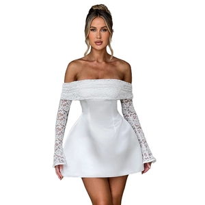 Detaillierte Nahaufnahme der weißen schulterfreien Spitzenärmel und Satin-Kleid-Textur