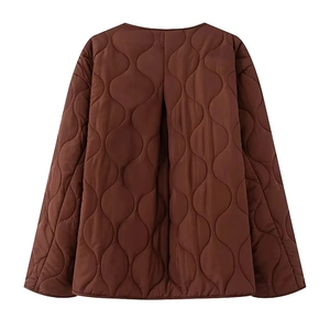 Vue arrière d'une veste matelassée marron avec motif gourde et finition brillante