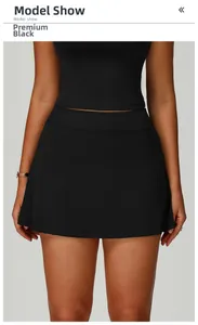 Détail d'une jupe short de sport noire à taille haute avec une coupe trapèze élégante