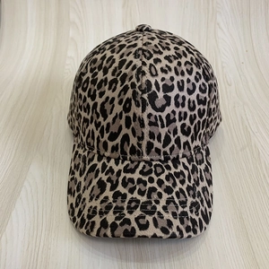 Casquette de baseball imprimé léopard pour femme avec visière courbée sur bois