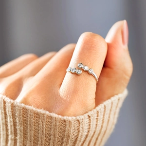 Elegant S925 sterling silver wave ring featuring six sparkling round zircon stones