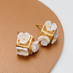 Französische Luxus-Blumenohrstecker mit goldenem Rahmen und quadratischen Zirkonia-Steinen