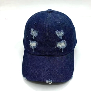 Détails de la casquette de baseball en jean vintage avec finitions usées et déchirées