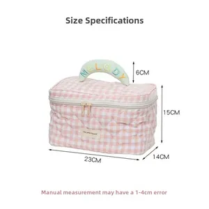 Dimensions de la trousse à maquillage matelassée : 23 cm de long et 15 cm de haut avec poignée