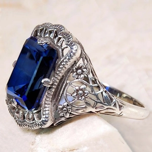 Bague vintage en argent sculpté avec un zircon bleu roi de forme rectangulaire