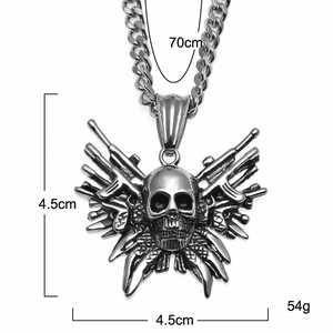 Vue détaillée du pendentif tête de mort et fusils montrant les dimensions 4,5 cm
