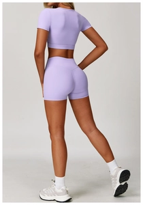 Vista posteriore del top corto lavanda e pantaloncini a vita alta con vestibilità aderente
