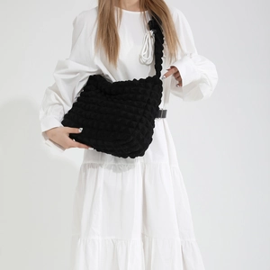 Sac nuage noir à maille bulle tendance avec texture plissée et large bandoulière